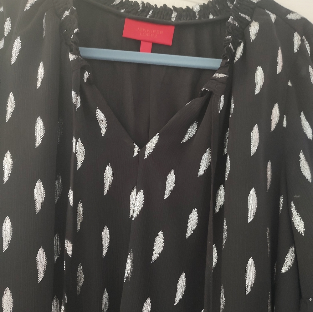 Jennifer Lopez beautiful blouse! Flowy and elegant.